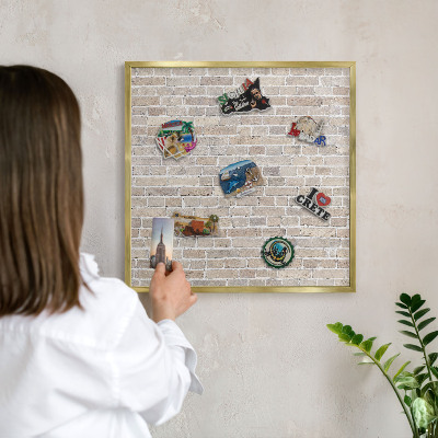 Tableau magnétique avec cadre de couleur dorée Motif brique