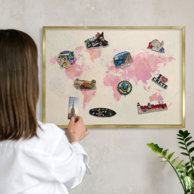 Tableau magnétique avec cadre de couleur dorée Carte du monde