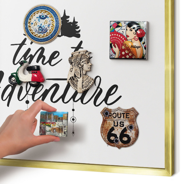 Tableau magnétique avec cadre de couleur dorée L'aventure vous attend