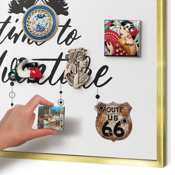 Tableau magnétique avec cadre de couleur dorée L'aventure vous attend