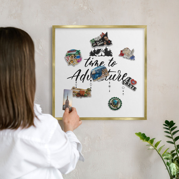 Tableau magnétique avec cadre de couleur dorée L'aventure vous attend