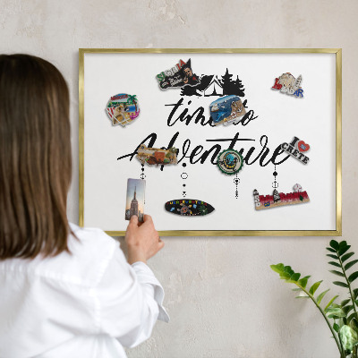 Tableau magnétique avec cadre de couleur dorée L'aventure vous attend
