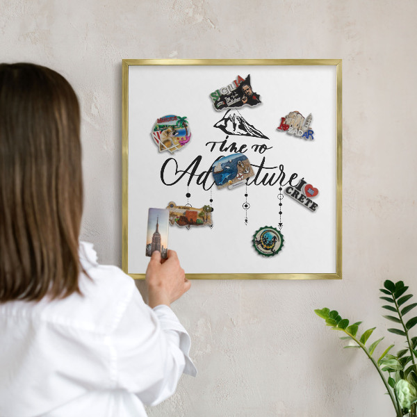 Tableau magnétique avec cadre de couleur dorée Aventure en montagne