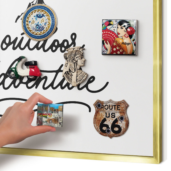 Tableau magnétique avec cadre de couleur dorée Aventure en montagne