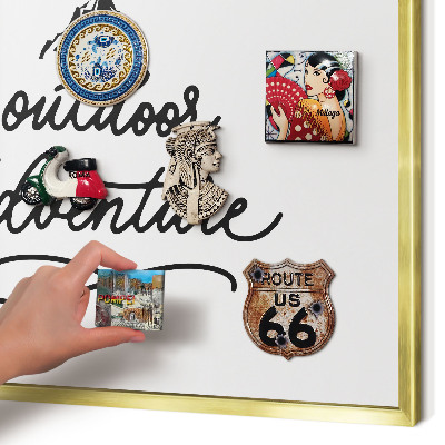 Tableau magnétique avec cadre de couleur dorée Aventure en montagne