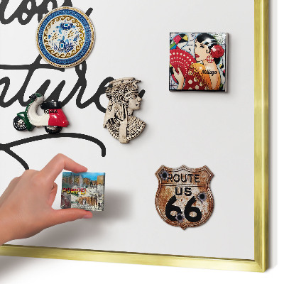 Tableau magnétique avec cadre de couleur dorée Aventure en montagne