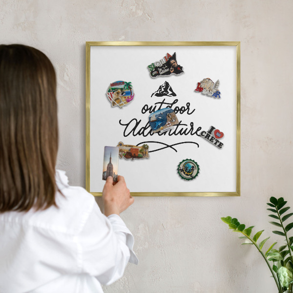 Tableau magnétique avec cadre de couleur dorée Aventure en montagne