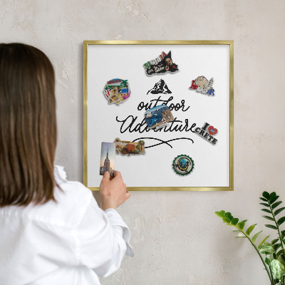 Tableau magnétique avec cadre de couleur dorée Aventure en montagne