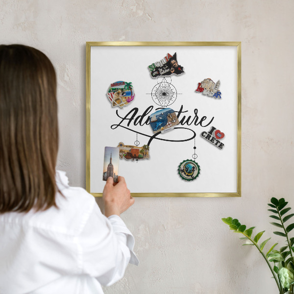 Tableau magnétique avec cadre de couleur dorée Aventure typographique