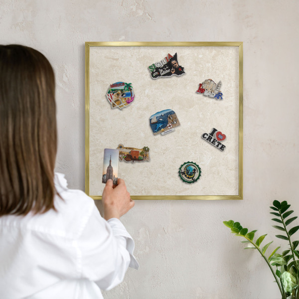 Tableau magnétique avec cadre de couleur dorée Élégance crémeuse
