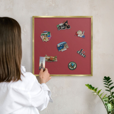 Tableau magnétique avec cadre de couleur dorée Couleur bordeaux