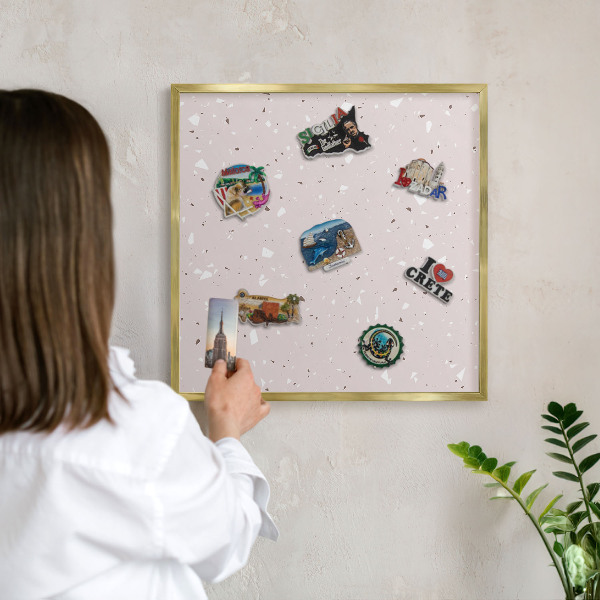 Tableau magnétique avec cadre de couleur dorée Terrazzo moderne