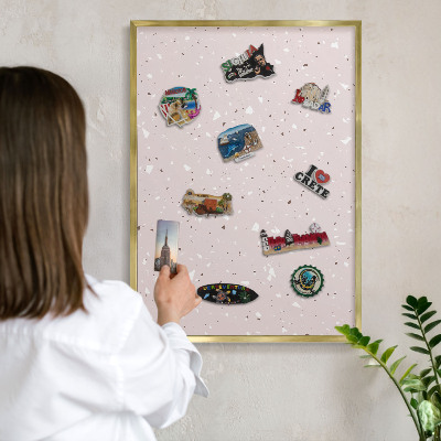 Tableau magnétique avec cadre de couleur dorée Terrazzo moderne