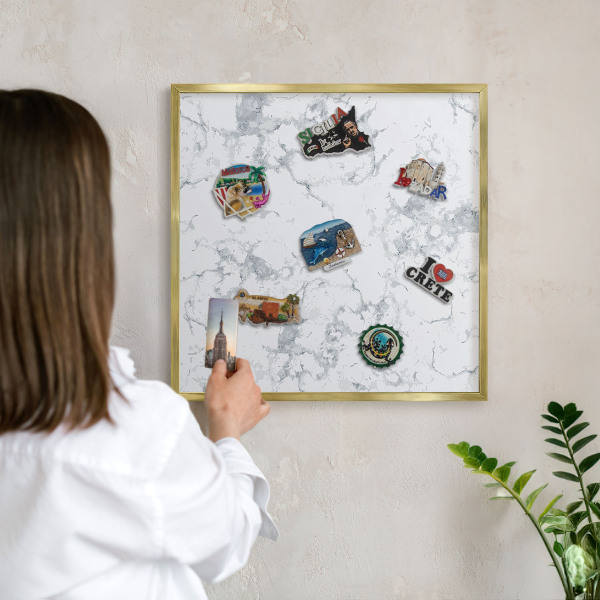 Tableau magnétique avec cadre de couleur dorée Esthétique du marbre