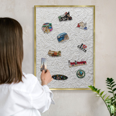 Tableau magnétique avec cadre de couleur dorée Élégance ajourée