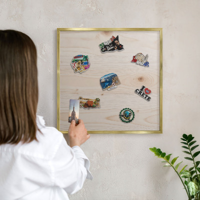 Tableau magnétique avec cadre de couleur dorée Motif en bois