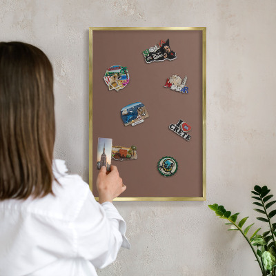 Tableau magnétique avec cadre de couleur dorée Couleur brune