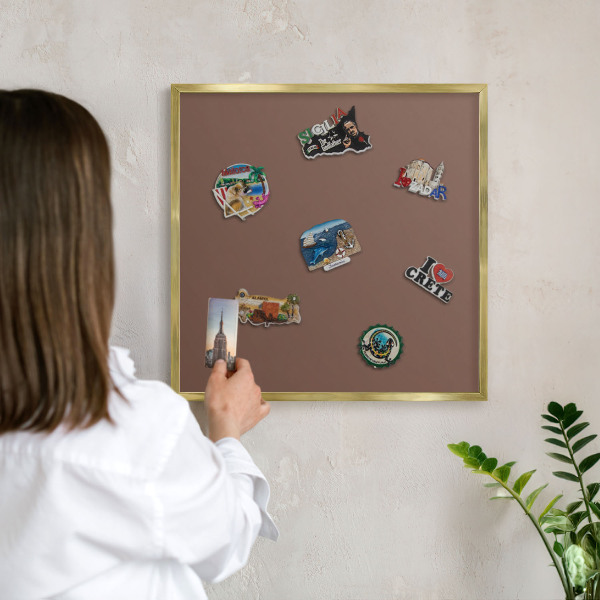 Tableau magnétique avec cadre de couleur dorée Couleur brune
