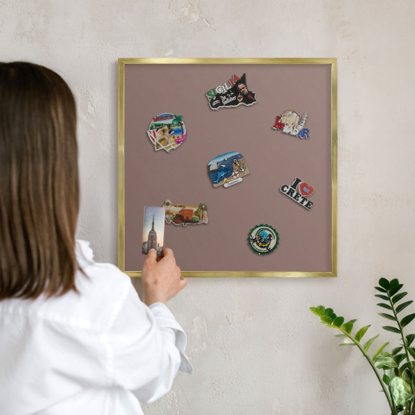 Tableau magnétique avec cadre de couleur dorée Brun pastel