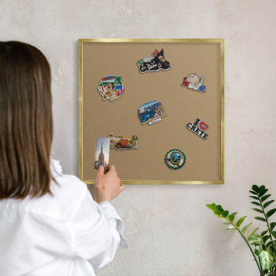 Tableau magnétique avec cadre de couleur dorée Couleur brune