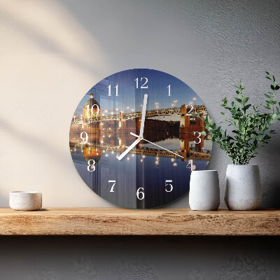 Horloge ronde Pont sur la rivière
