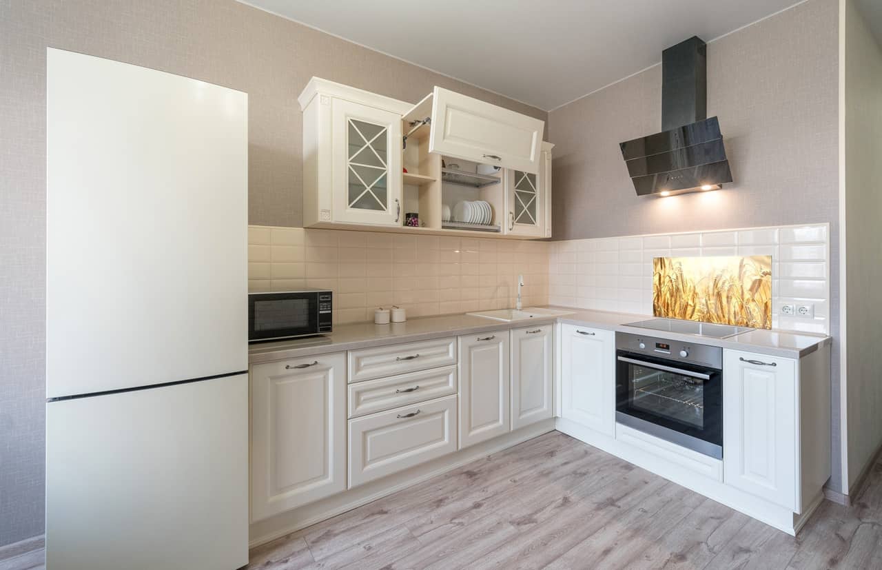 Comment installer des panneaux de verre dans la cuisine ?