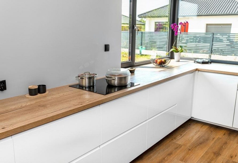 Cuisine blanche avec plan de travail en bois